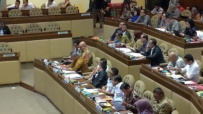komisi-ii-dpr-ri-menggelar-rapat.jpg