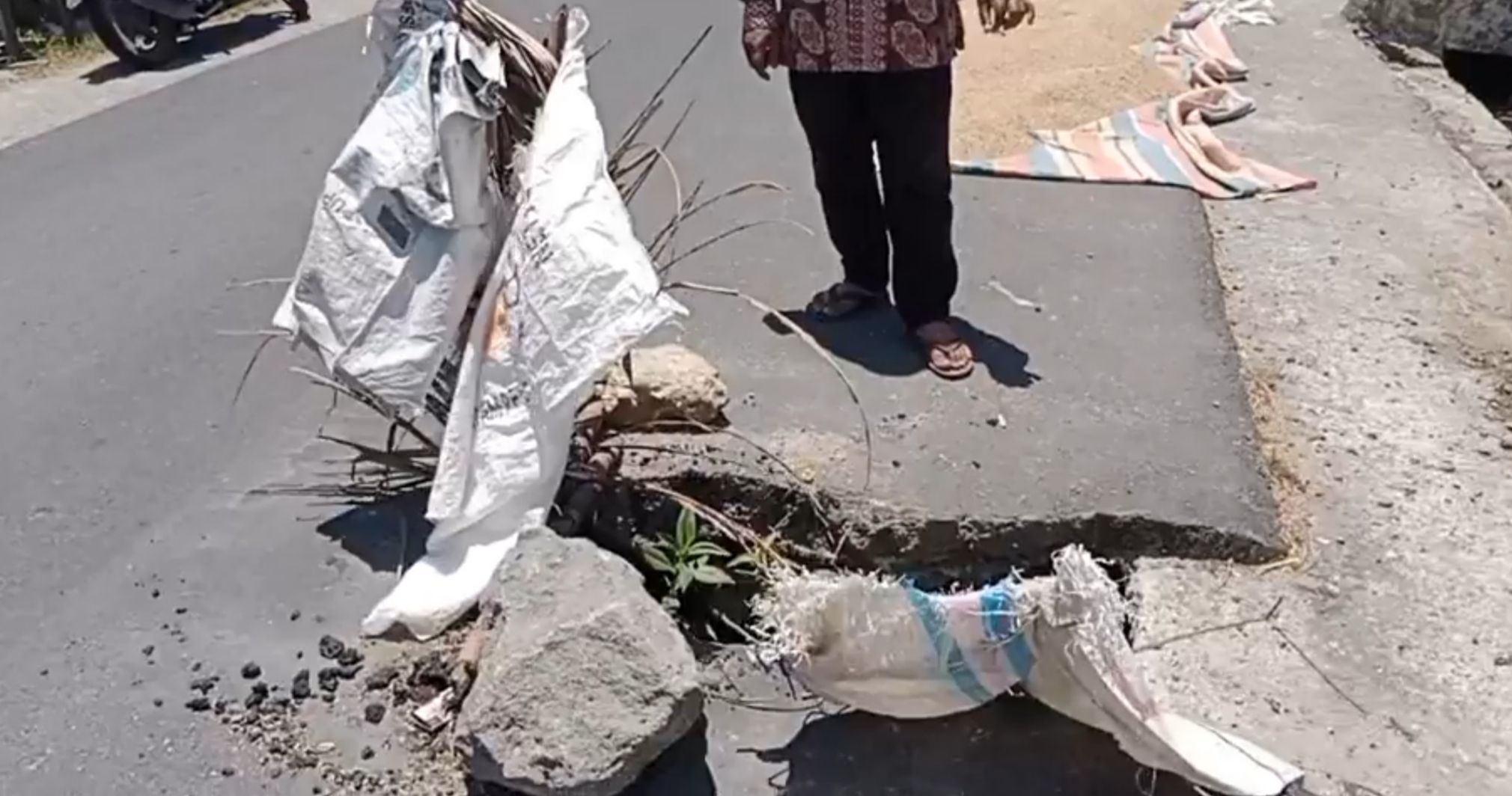 kondisi-jalan-di-desa-pendung-hiang-kecamatan-tanah-kampung-kota-sungai-penuh.jpg