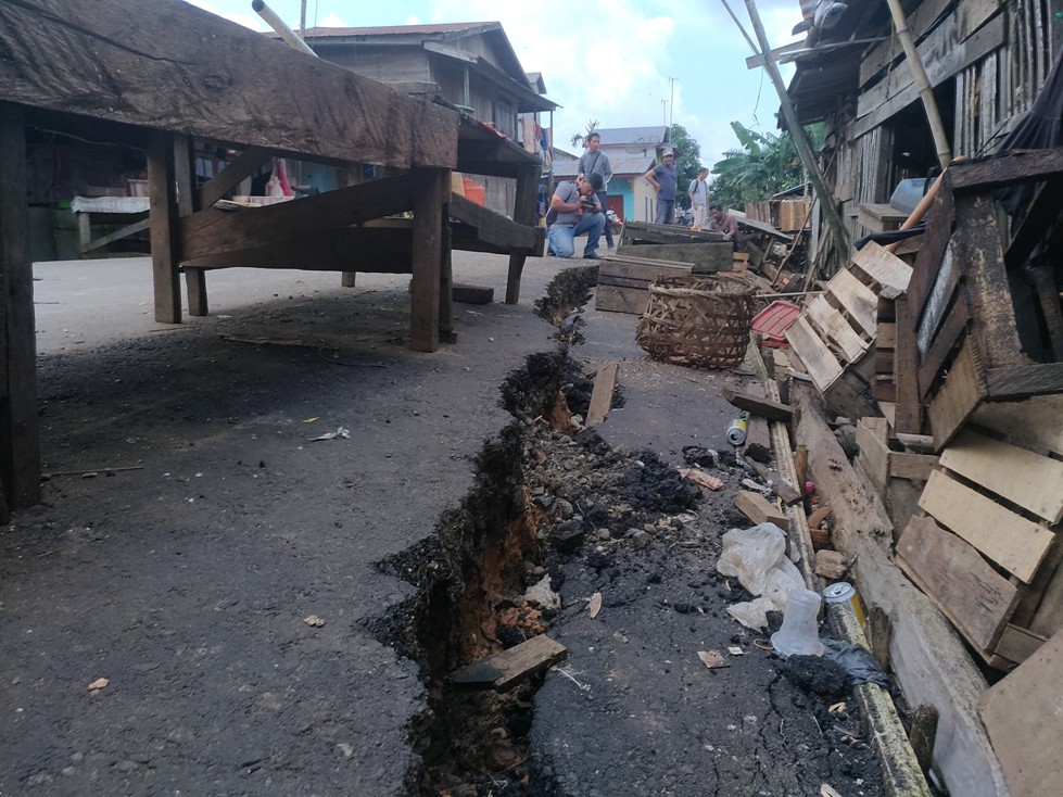Baru 2 Bulan Dibangun, Jalan Pasar Blok D Geragai Rusak Lagi, Aspal Hampir Masuk Sungai