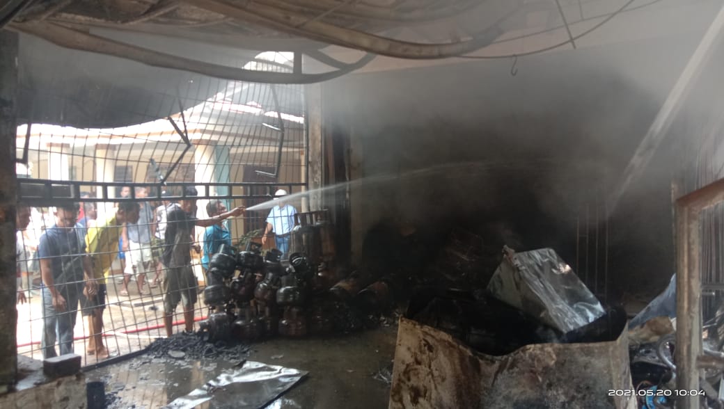 kondisi-warung-manisan-di-desa-tanjung-usai-terbakar.jpg