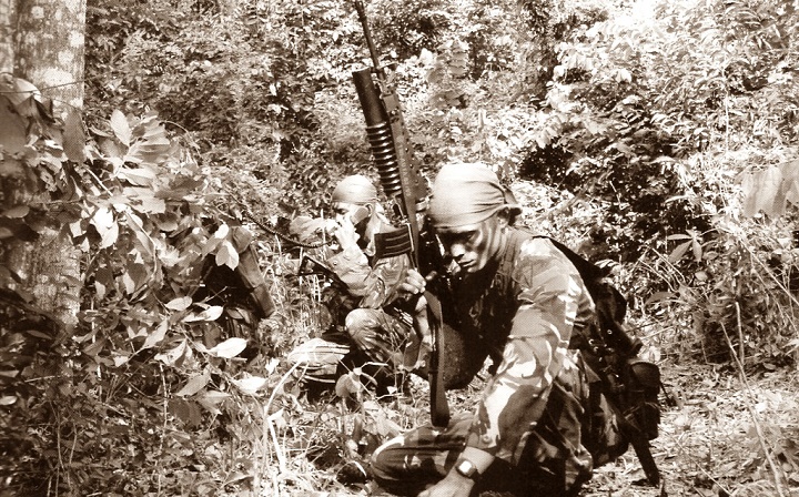 Pasukan Dakibu Kopassus Menyerang Musuh Dalam Senyap Lewati Medan yang Tak Terduga