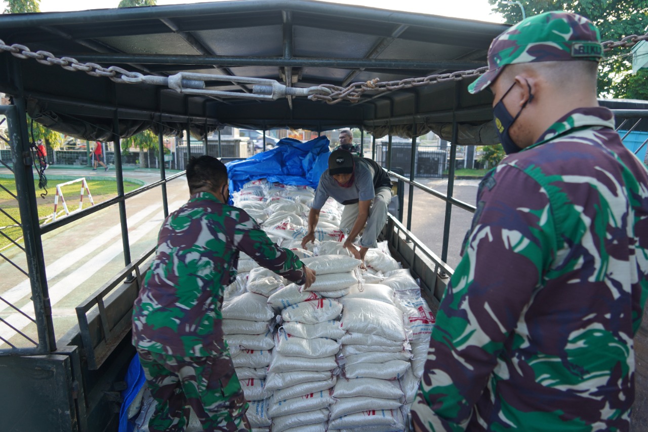 korem-042gapu-salurkan-20-ton-beras-bantuan-pangdam-sriwijaya-untuk-masyarakat-terdampak-covid-19.jpg