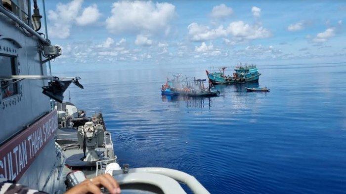 Awak KRI Sultan Thaha Syaifudin Berhasil Selamatkan 27 ABK KM Sinar Mas Yang Terbakar di Laut Natuna