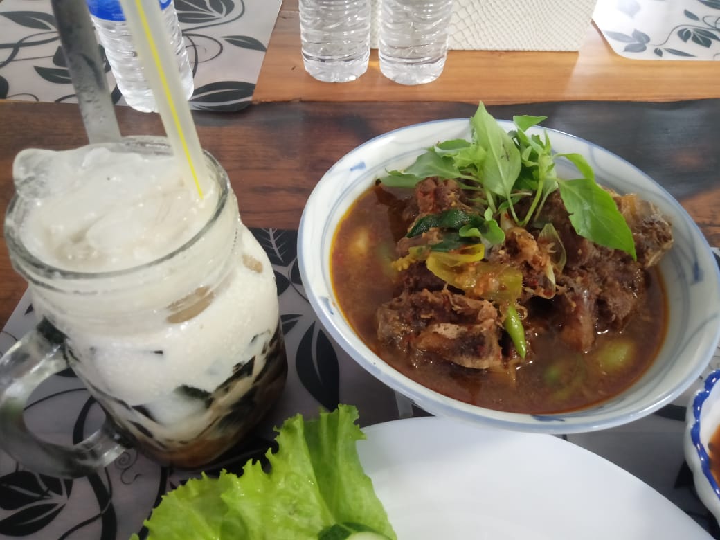 kuliner-jambi-lezatnya-pindang-tulang-di-mai-kitchen.jpg