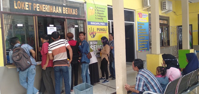 BREAKING NEWS Kantor Dukcapil Tanjab Timur 'Diserbu' Massa, Lengkapi Berkas CPNS 2019