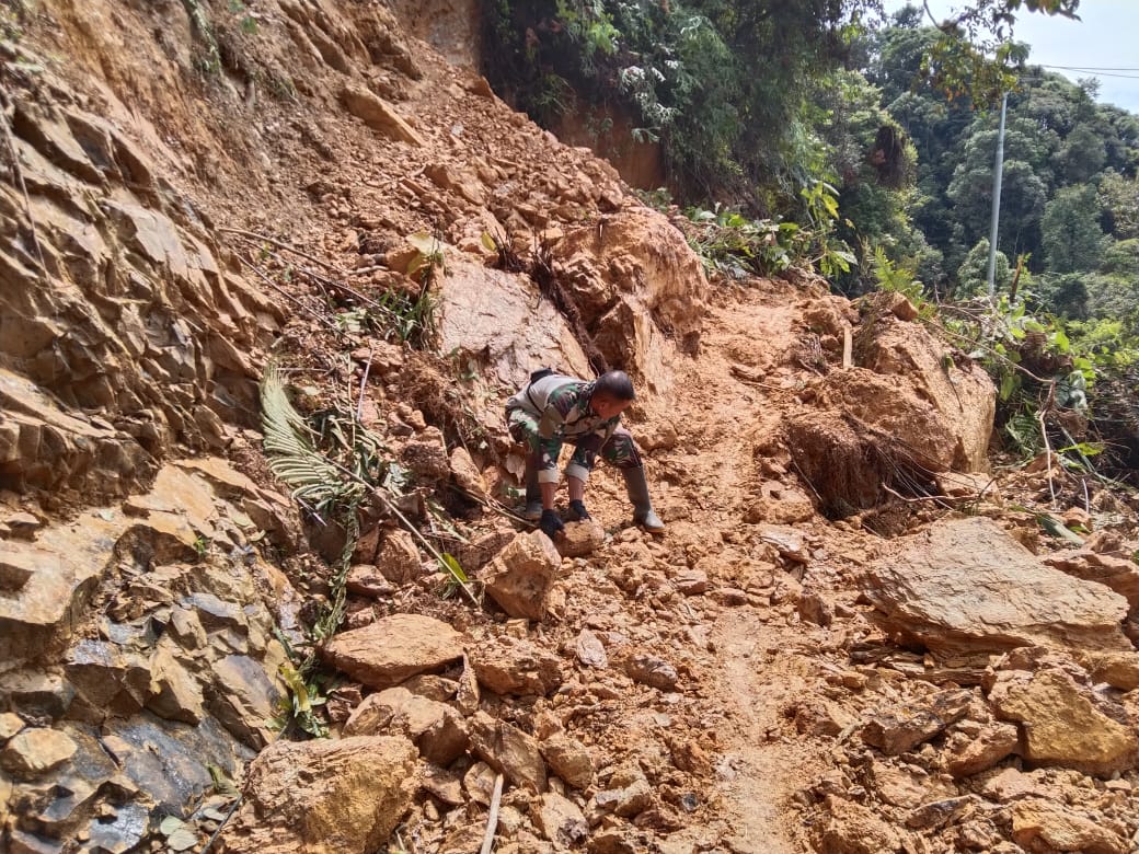 BREAKING NEWS Longsor di Batangasai, Akses Jalan Tertutup Tak Bisa Dilalui Mobil atau Motor