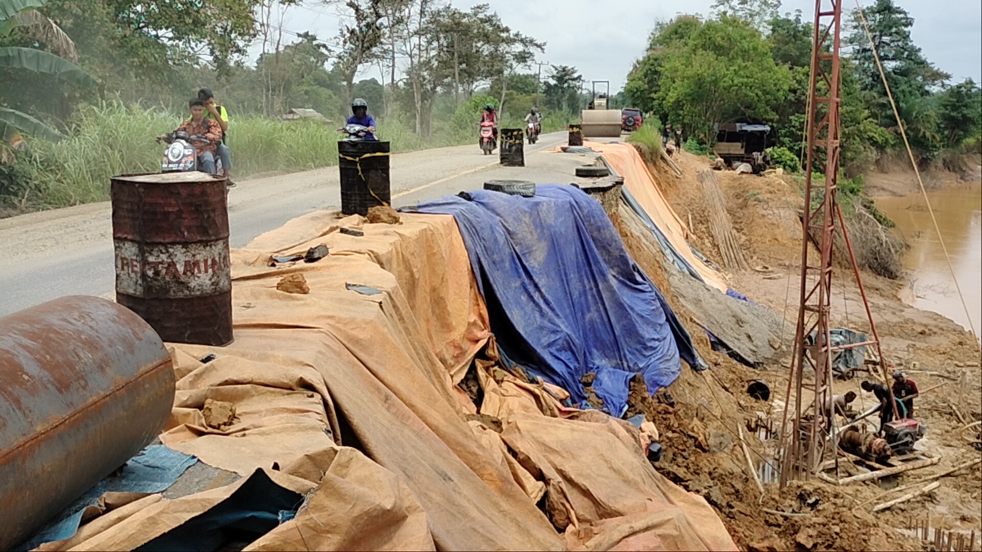 Hati-hati Longsor di Jalan Lintas Jambi Sarolangun, Pekerja Sebut Ada Motor Pemuda Jatuh Saat Parkir