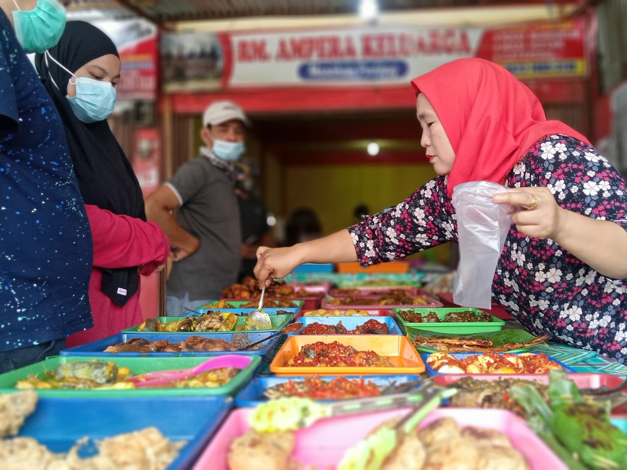 luli-efrianti-pemilik-rumah-makan-ampera-keluarga-besar-yang-berlokasi-di-pasir-putih.jpg