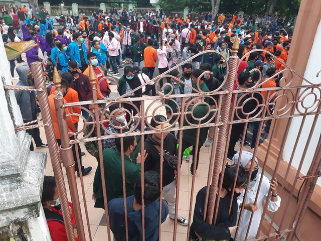 Jelang Magrib, Mahasiswa Masih Bertahan di Depan Gerbang Perkantoran Gubernur & DPRD Provinsi Jambi