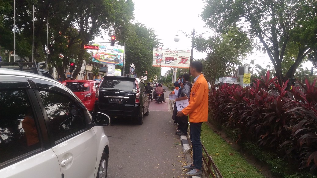 Mahasiswa Ini Rela Nongkrong di Lampu Merah Demi Indah, Ternyata Tujuannya Mulia