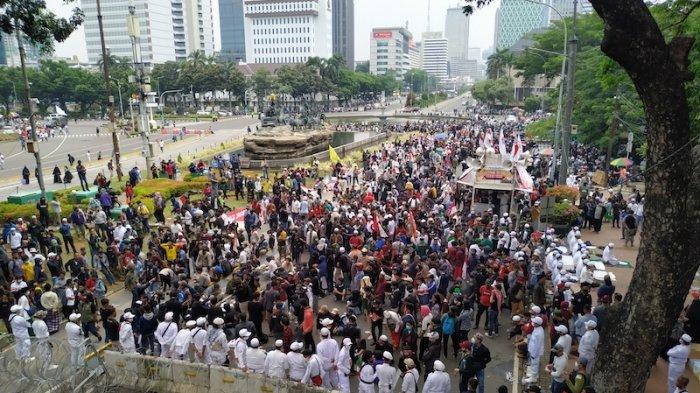 massa-aksi-demo-tolak-uu-cipta-kerja-di-jakarta.jpg