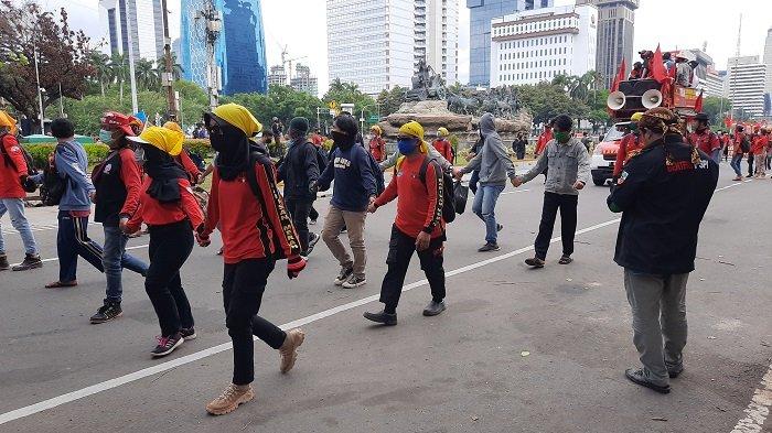 Massa Buruh Membeludak, Jalan MH Thamrin Menuju Arah Istana Negara Ditutup Sementara