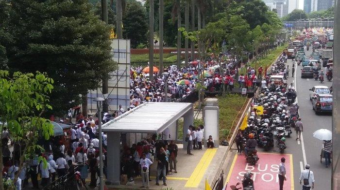 UPDATE 1 Jam Jelang Kampanye Jokowi-Ma'ruf di GBK, Massa Kaus Putih Mengalir Penuhi Kawasan