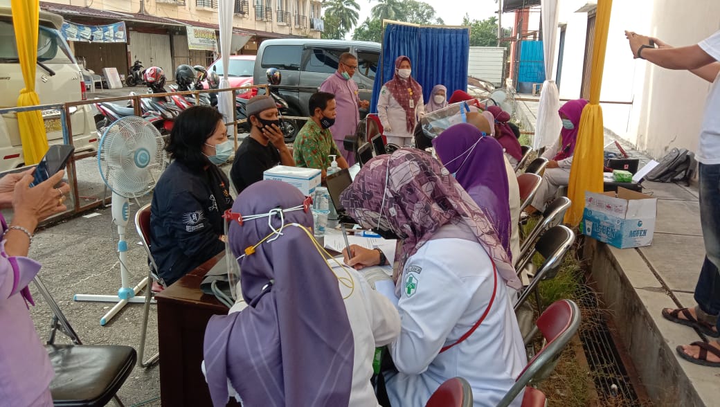 Masyarakat Antusias Ikuti Vaksinasi Covid-19 Secara Massal di Pasar Atas Sarolangun