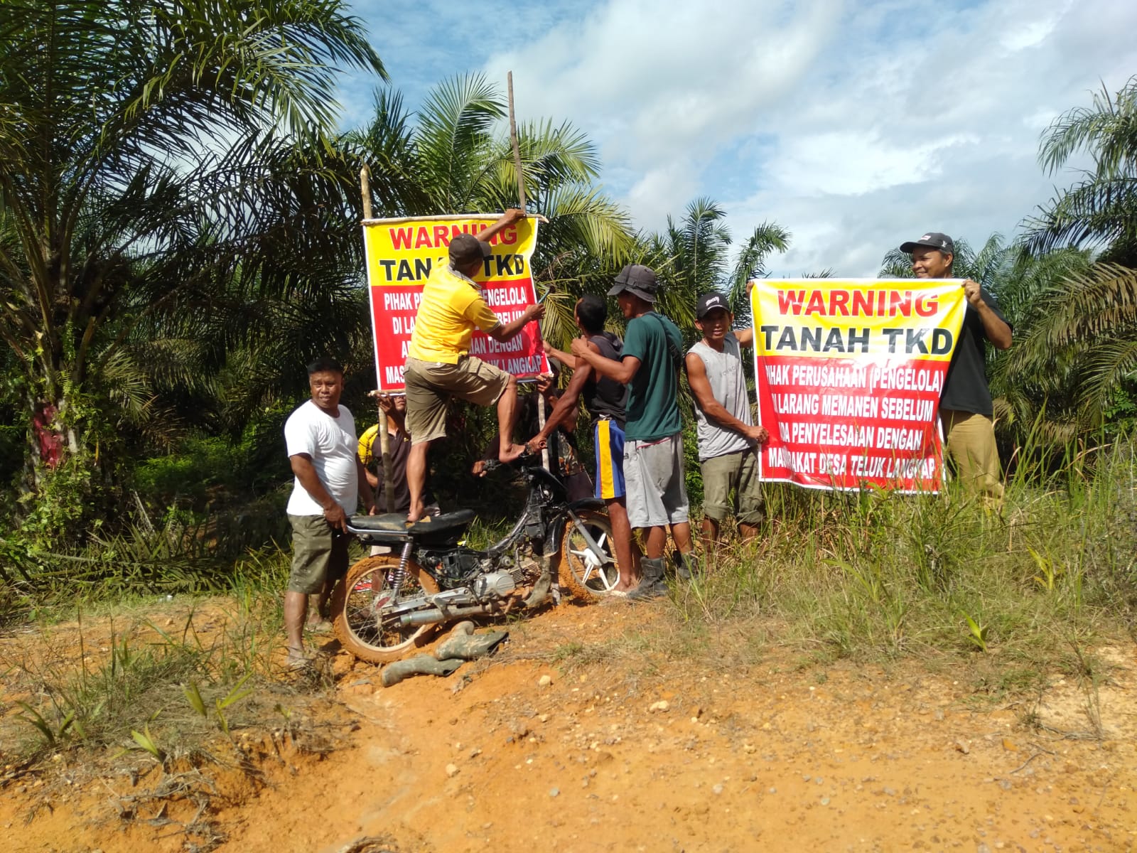 Warga Desa Teluk Langkap Tebo Kesal, Pasang Papan Merek di Tanah Kas Desa Kawasan Koperasi PT TPIL