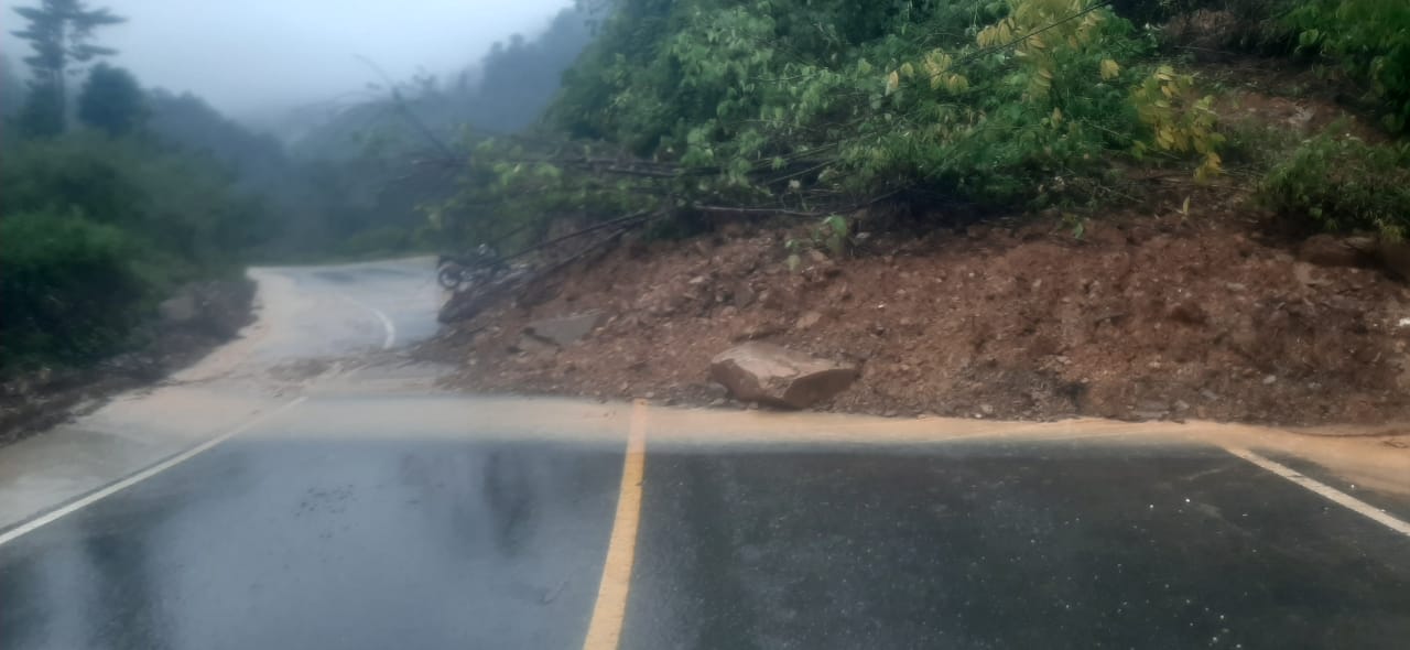 Hujan Lebat, Material Longsor Timbun Badan Jalan Lintas Bangko-Kerinci