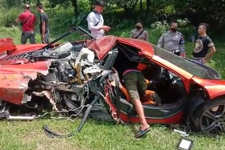 mclaren-mp4-12c-mengalami-kecelakaan-di-tol-jagorawi-minggu-352020istimewa.jpg