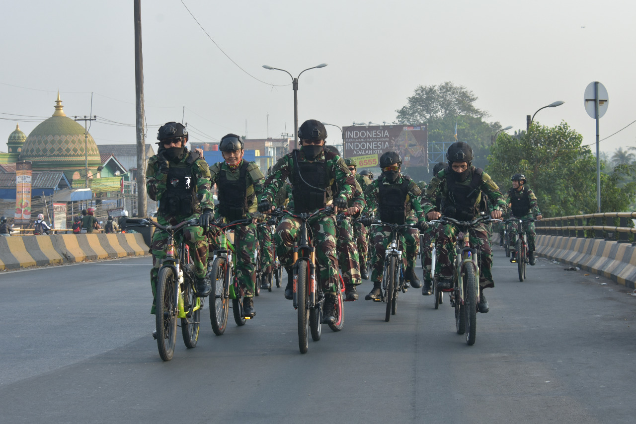 Danjen Kopassus Naik Sepeda Pakai Kostum Tempur, Ratusan Prajurit Ikut di Belakangnya