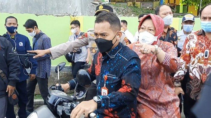 Menteri Risma Nekat Membonceng Motor Demi Jemput KPM yang Belum Terima Bansos PKH di Sumbawa