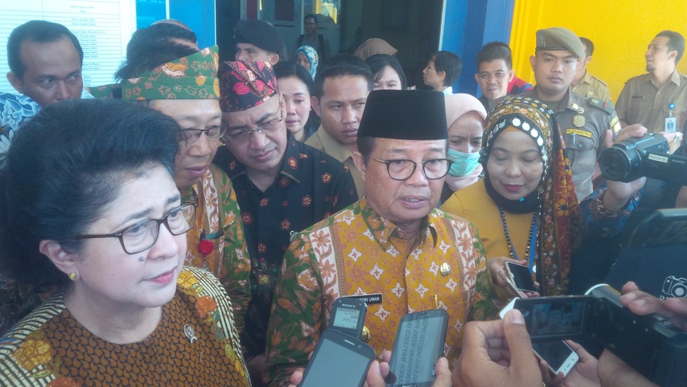 menteri-kesehatan-nila-f-moeloek_20180410_120735.jpg
