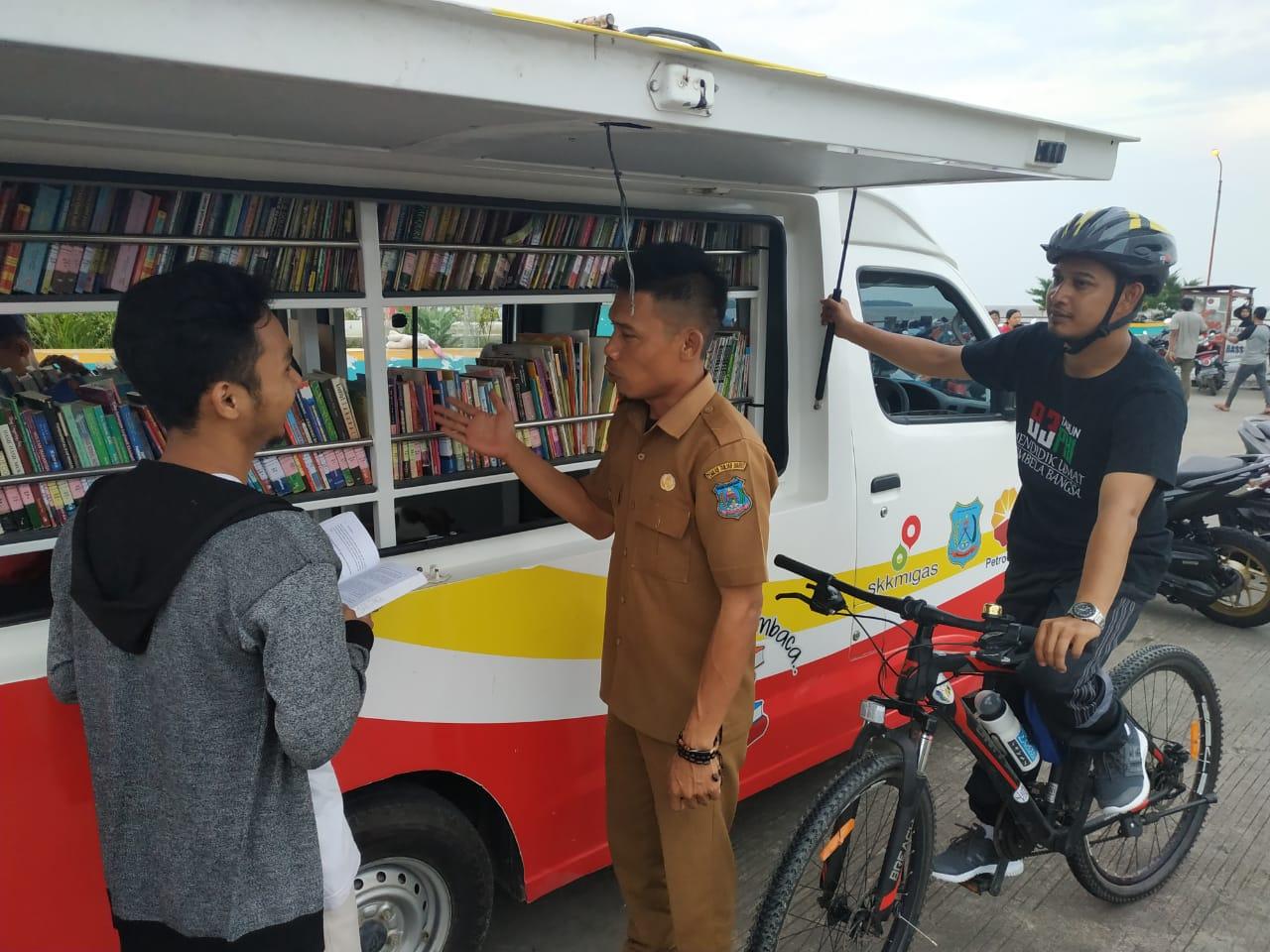Tumbuhkan Minat Baca di Masyarakat, Mobil Perpustakaan Keliling Singgahi Kunjungi WFC