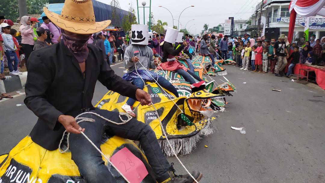 meriahnya-pawai-pembangunan-peringatan-hut-ke-20-muarojambi-ini-penampakannya.jpg