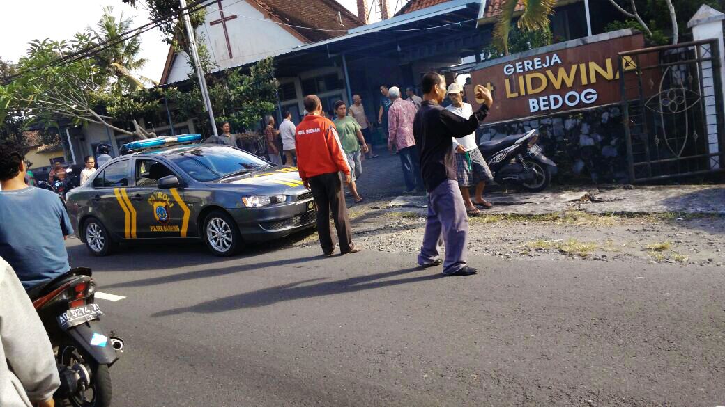 Sedang Misa, Romo & Umat Gereja Santa Lidwina Bedog Sleman Diserang