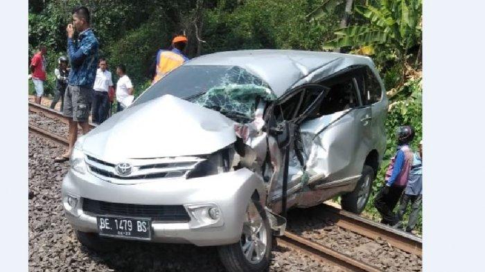 3 Penumpang Nyaris Tewas, Kecelakaan di Muaraenim, Avanza Terseret 100 Meter Diseruduk Kereta Api