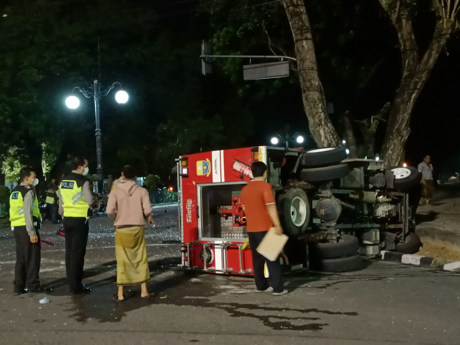 mobil-dinas-pemadam-kebakaran-kota-jambi-yang-terbalik.jpg