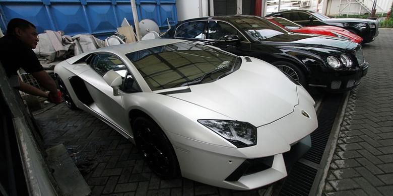 Dulu Kerja Jadi Semir Sepatu dan Angkat Selang, Kini Jadi Kolektor Mobil Mewah & Anggota DPR!
