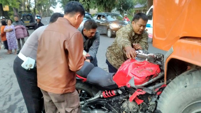 Polisi Sering Kebut-kebutan Naik Motor Gede Ini, Tewas Dilindas Truk