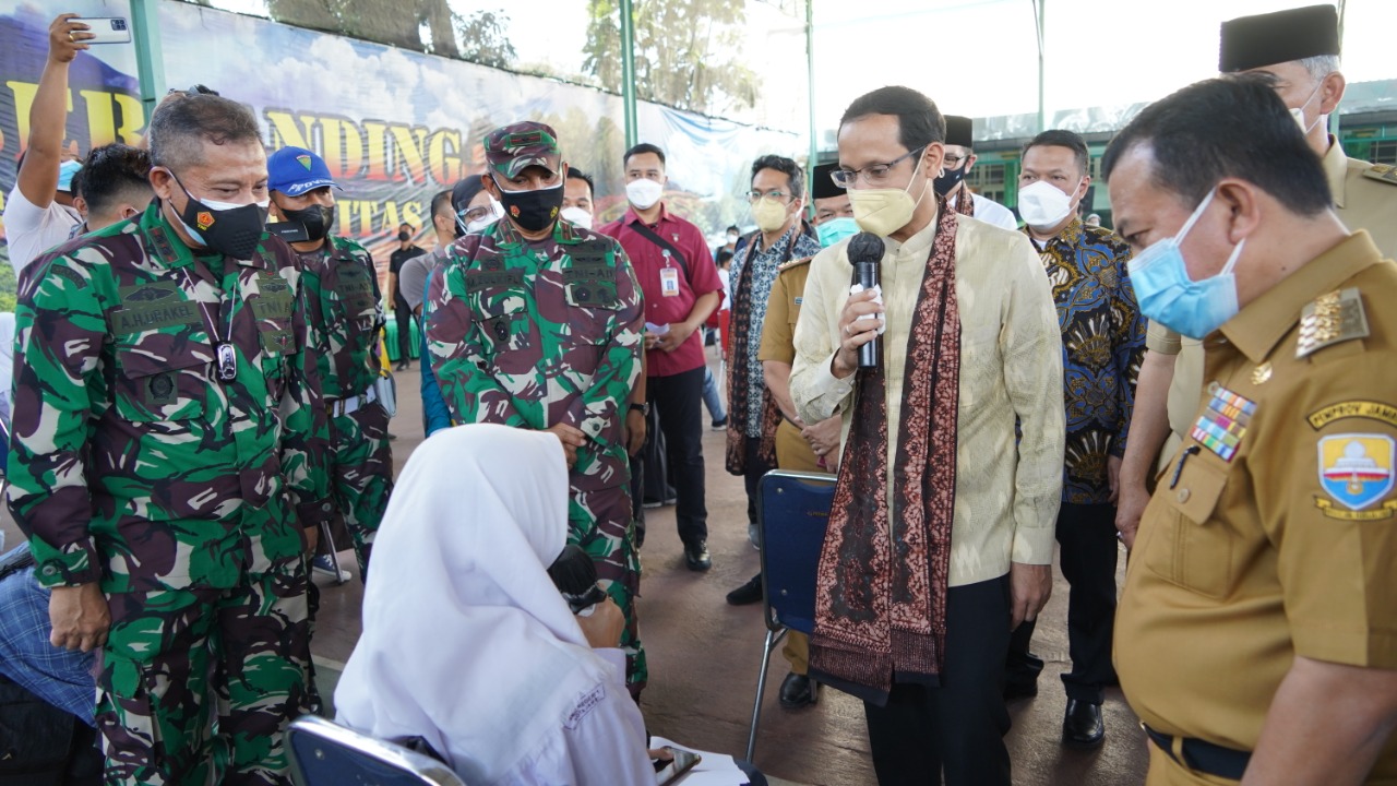 Mendikbud-Ristek Nadiem Tinjau Vaksinasi Pelajar dan Tenaga Pengajar di Korem 042/Gapu