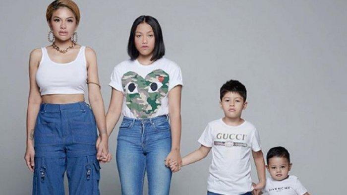 nikita-mirzani-bersama-anak-anaknya-pose-dan-mimik-di-foto-mencuri-perhatian.jpg