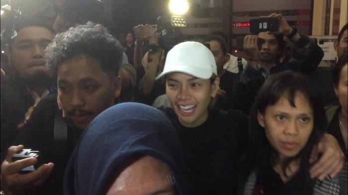 nikita-mirzani-saat-tiba-di-polres-metro-jakarta-selatan.jpg