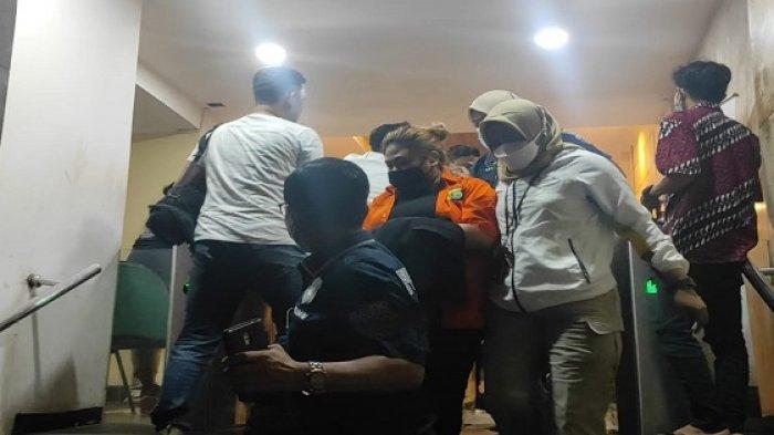 Pakai Baju Tahanan Anak Nia Daniaty Ditahan Setelah Jadi Tersangka Penipuan CPNS