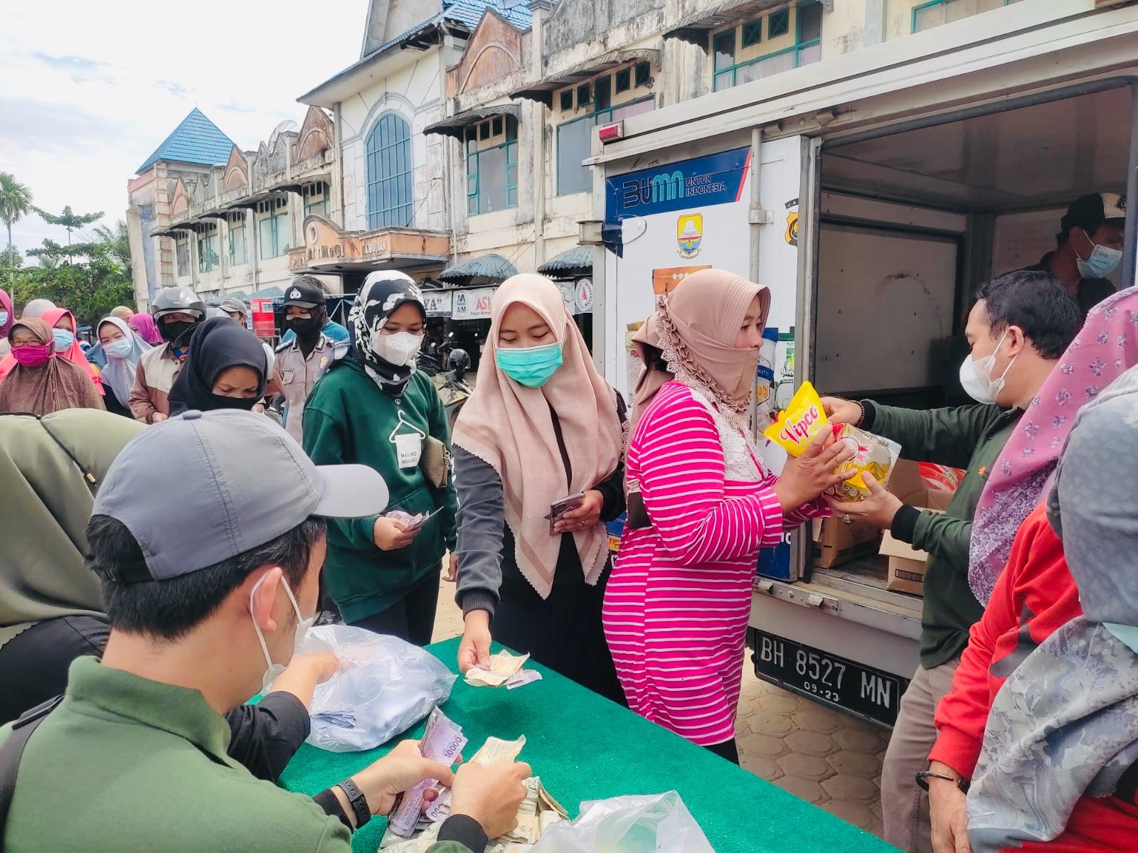 Emak-emak Serbu Operasi Pasar di Muara Bulian, Rela Berdesakan Hanya Dapat 2 Liter Minyak Goreng