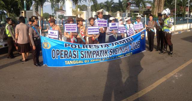 Polisi Bagikan 30 Helm Gratis, Razia Sampai Akhir Bulan