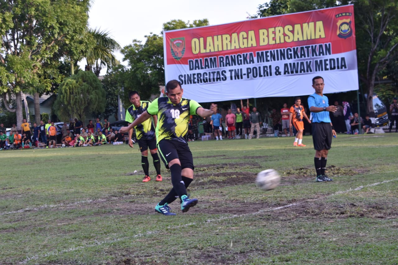 pangdam-iisriwijaya-bermain-sepakbola.jpg