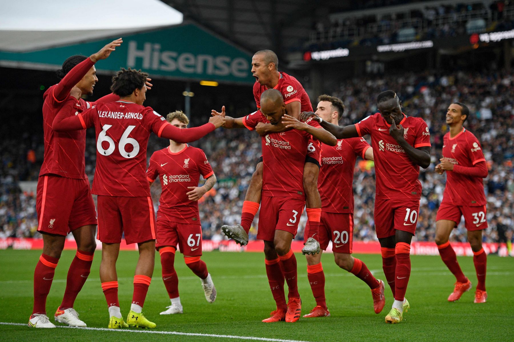 para-pemain-liverpool-merayakan-gol-kedua-mereka-ke-gawang-leeds-united.jpg