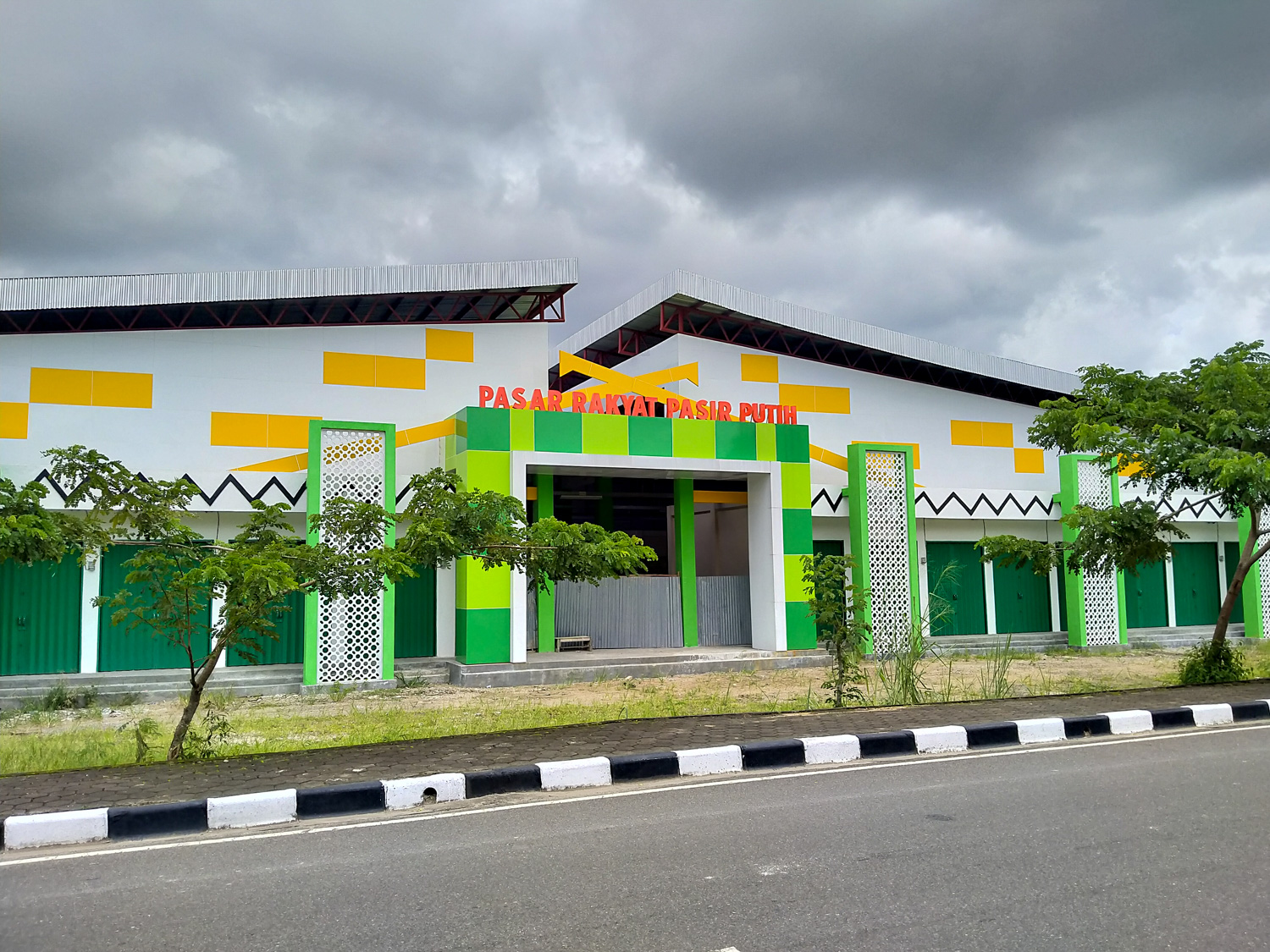 Pasar Rakyat Pasir Putih Sudah Mulai Terlepas dari Penutup Pagar Seng, Begini Penampakannya