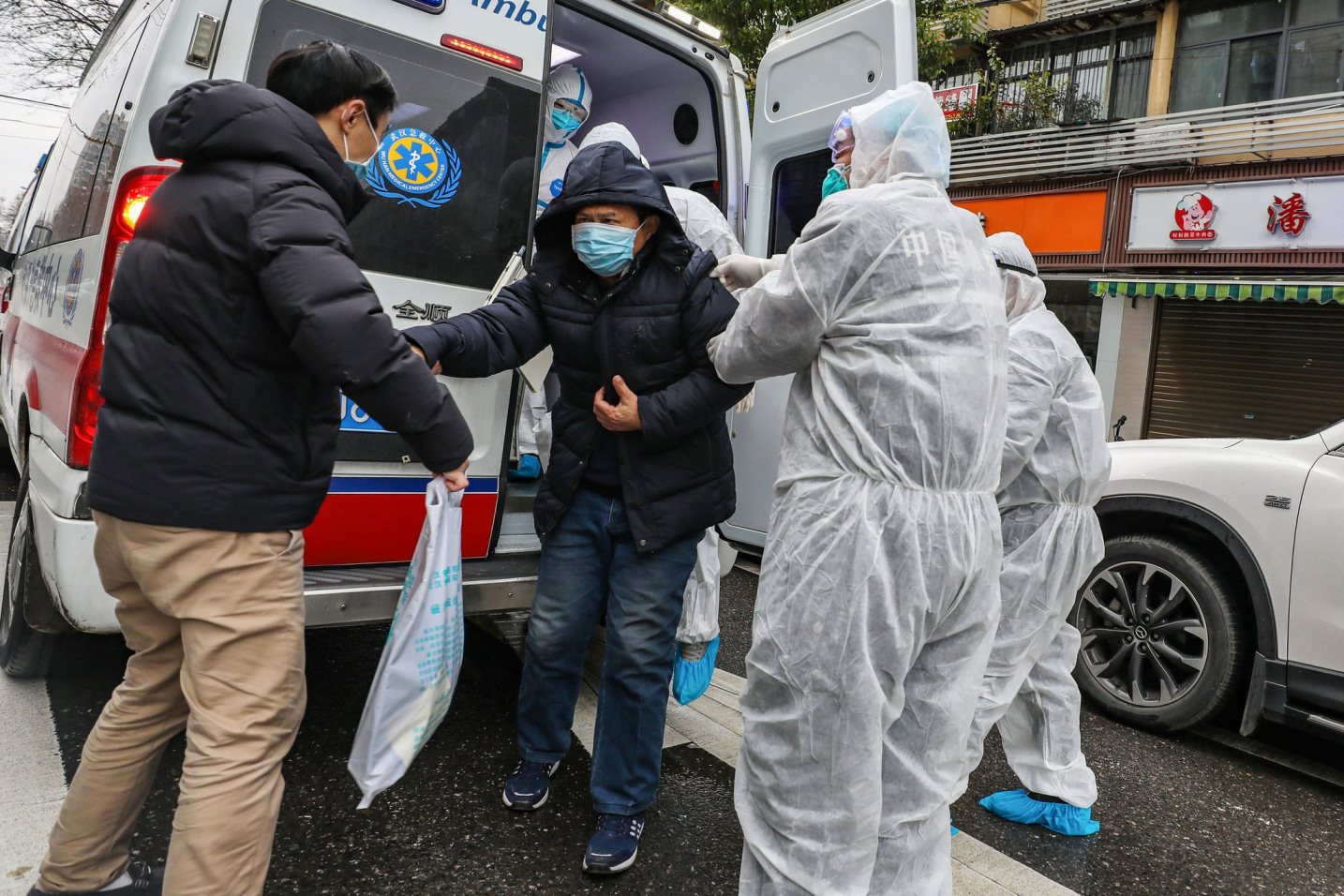 pasien-virus-corona-dibantu-turun-dar-ambulans-di-wuhan-china.jpg