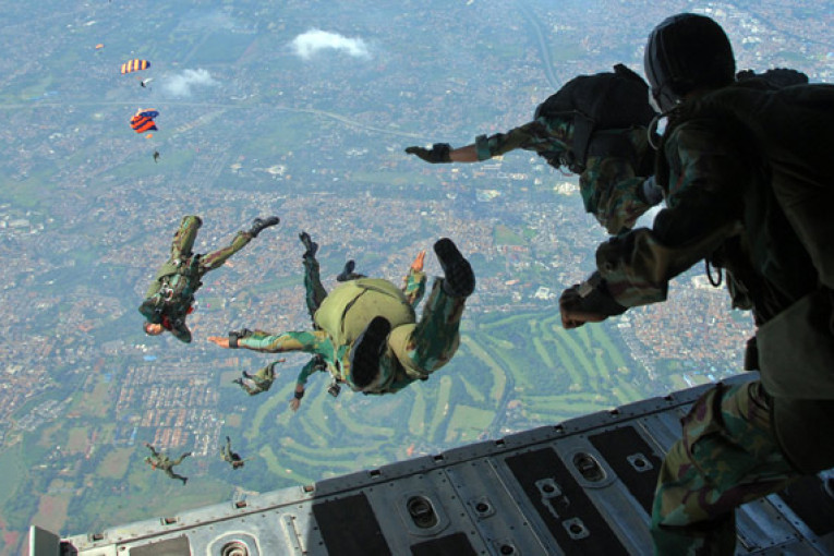 Keterkejutan Kopassus saat Mendarat di Gunung yang Santer Diisukan Dihuni Suku Pemakan Manusia