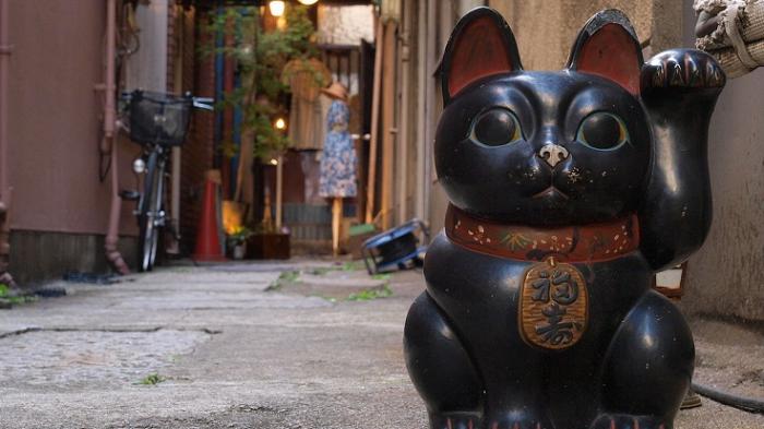 Patung Kucing Melambai dan Mitos Bikin Pelanggan Ramai, Benarkah? Ini Asal Mulanya