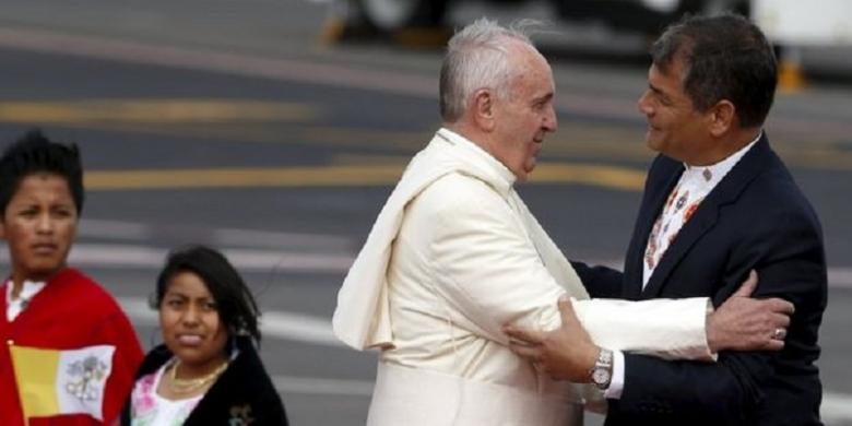paus-fransiskus-disambut-presiden-ekuador-rafael-correa_20150707_111752.jpg