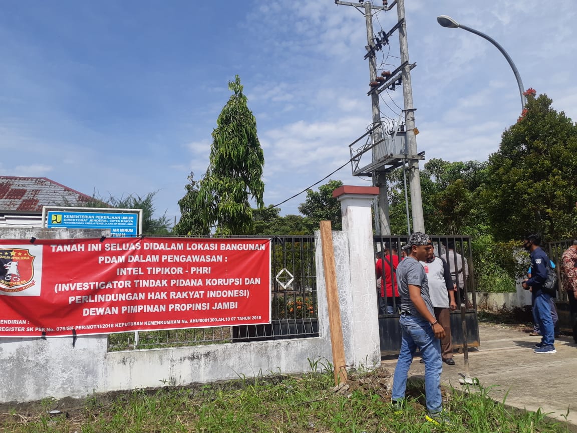 H Zaidan Segel Pintu Masuk PDAM di Pelawan Sarolangun, Asisten 1 Tantang Tunjukkan Bukti