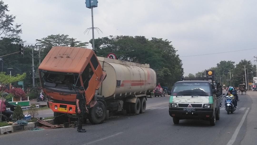 pecah-ban-truk-tangki-tabrak-pembatas-jalan-di-jalan-lintas-sumatera-bungo.jpg