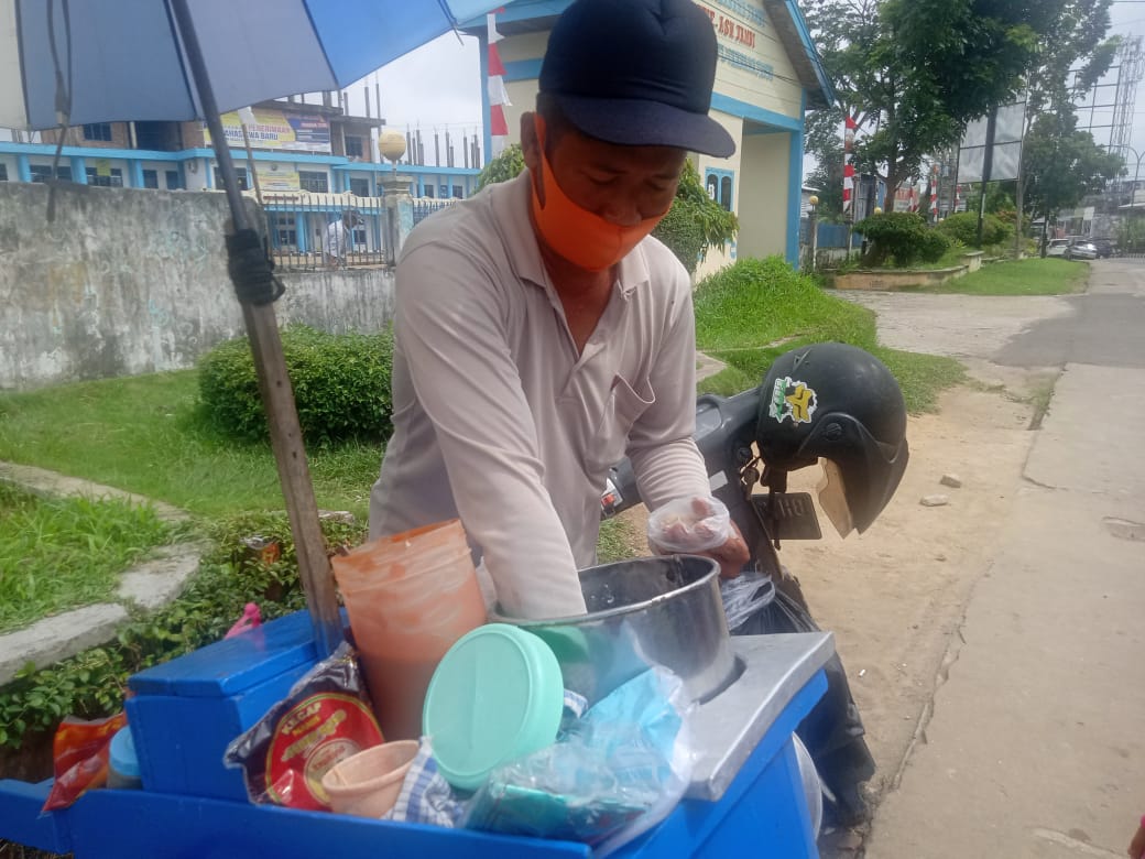 pedagang-bakso-tusuk-di-depan-sma-11.jpg