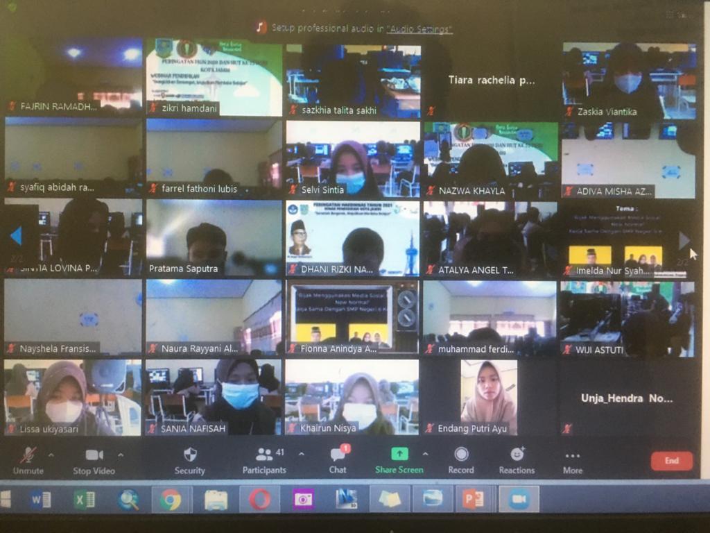 Tim Abdimas Universitas Jambi Ingin Pelajar Bijak Menggunakan Media Sosial