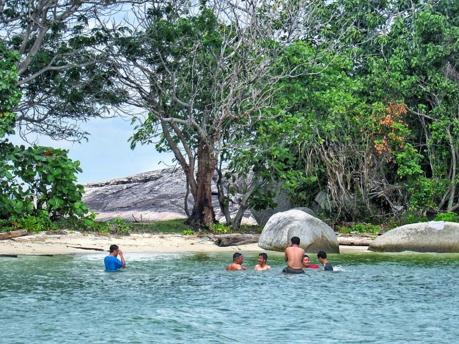 pelancong-di-pulau-penyu-kecamatan-sadu-kabupaten-tanjung-jabung-timur_20180316_175648.jpg