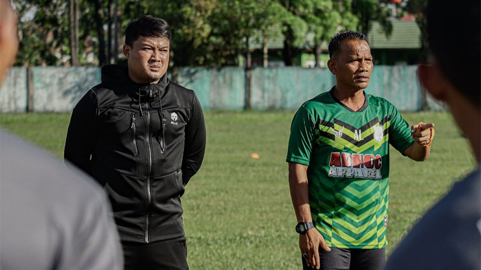 pelatih-psms-medan-ansyari-lubis-kanan-saat-memberikan-arahan-ke-skuadnya.jpg